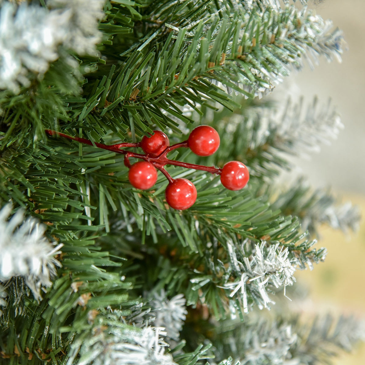 HOMCOM 150cm Artificial Snow-Covered Christmas Tree with Red Berries and White Pine Cones, Removable Folding Base, 408 Branches