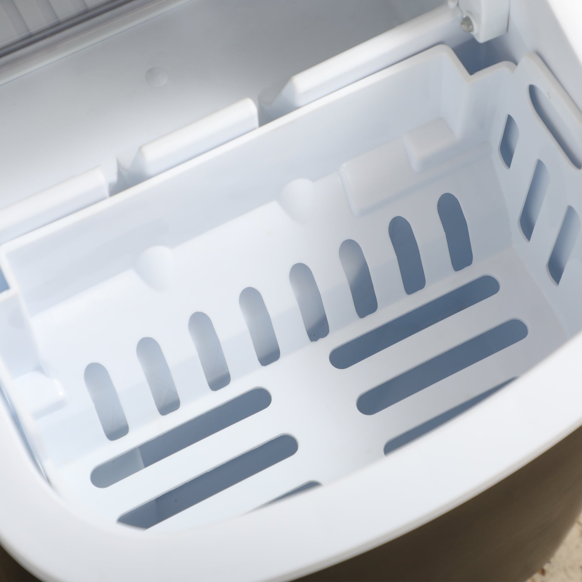 Ice Maker 9 Cubes in 6-12 Minutes with Basket and Scoop Included, 23.8x30.5x29 cm, Black