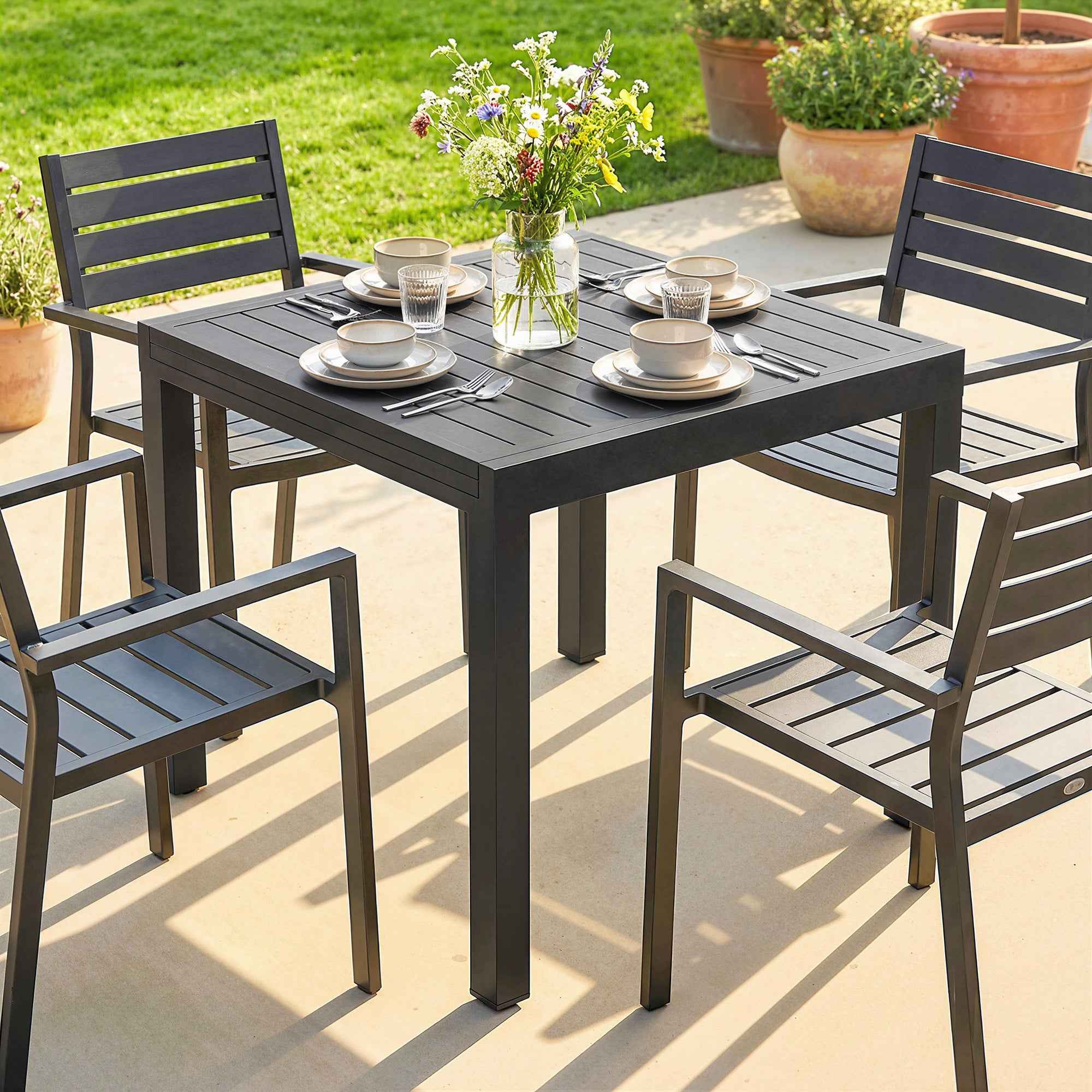 Outsunny Extendable Slatted Garden Table for 4-6 People, Aluminum, 80-160x80x75 cm, Black