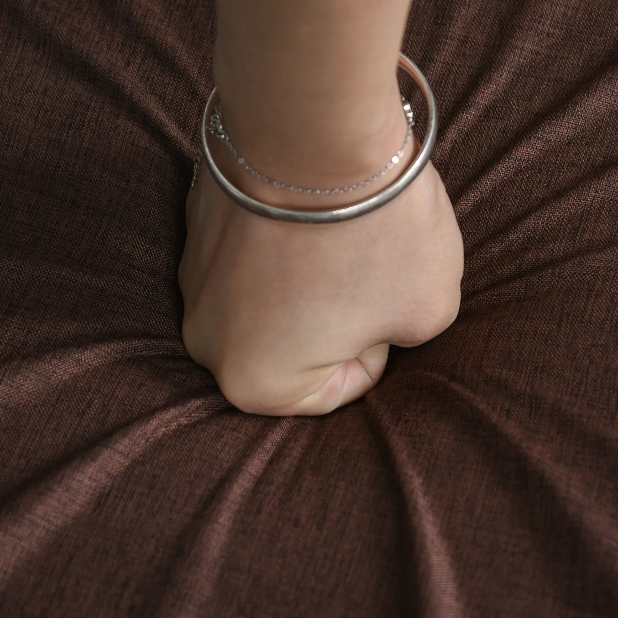 Wooden Cat House with 2 Pillows and Removable Scratching Post, White and Brown, 41x30x36cm - Borge' Group Limited