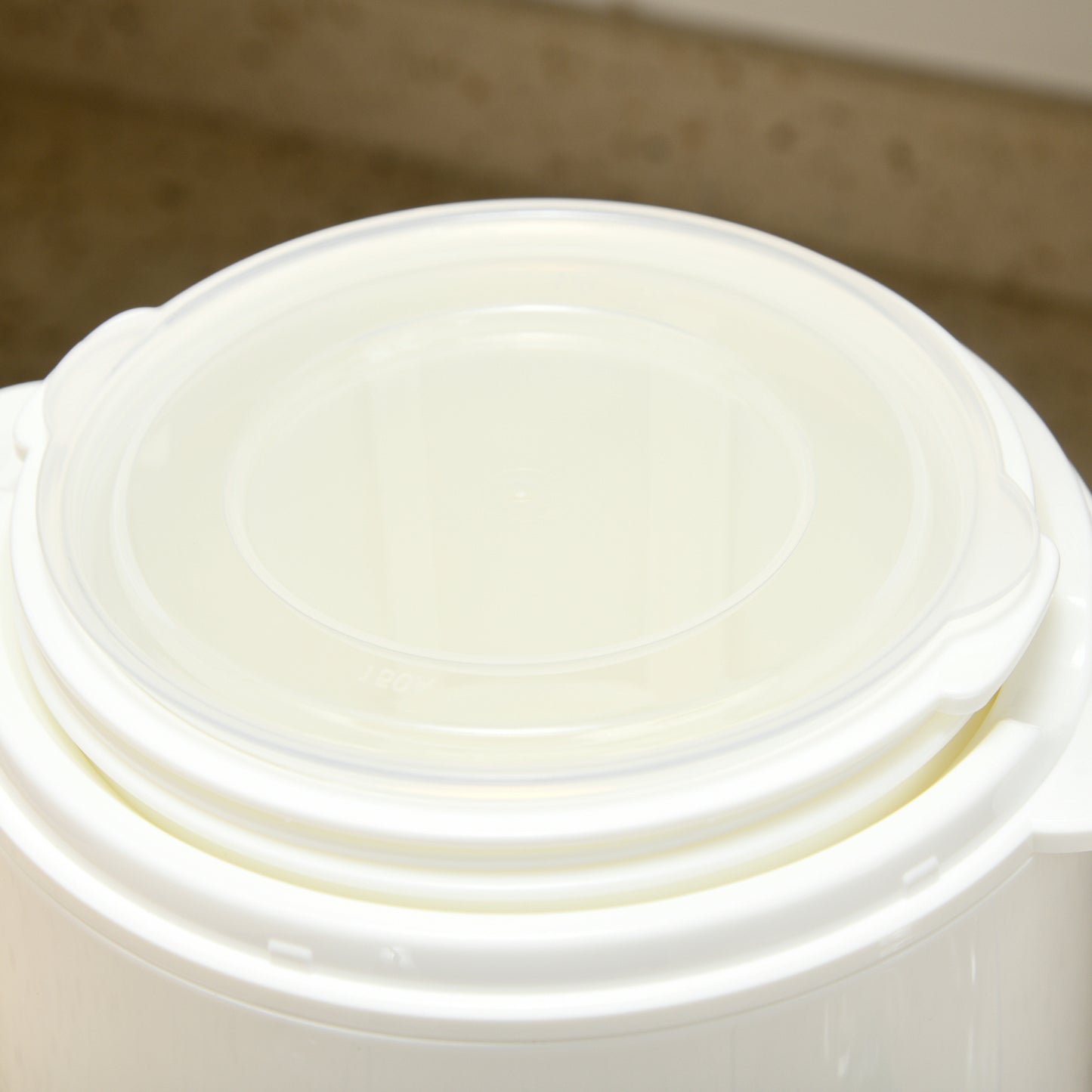 Yogurt Maker 1.5L for 3-5 People with 2 Jars and Strainer, Plastic, 19.5x17. 5x21.4 cm, White