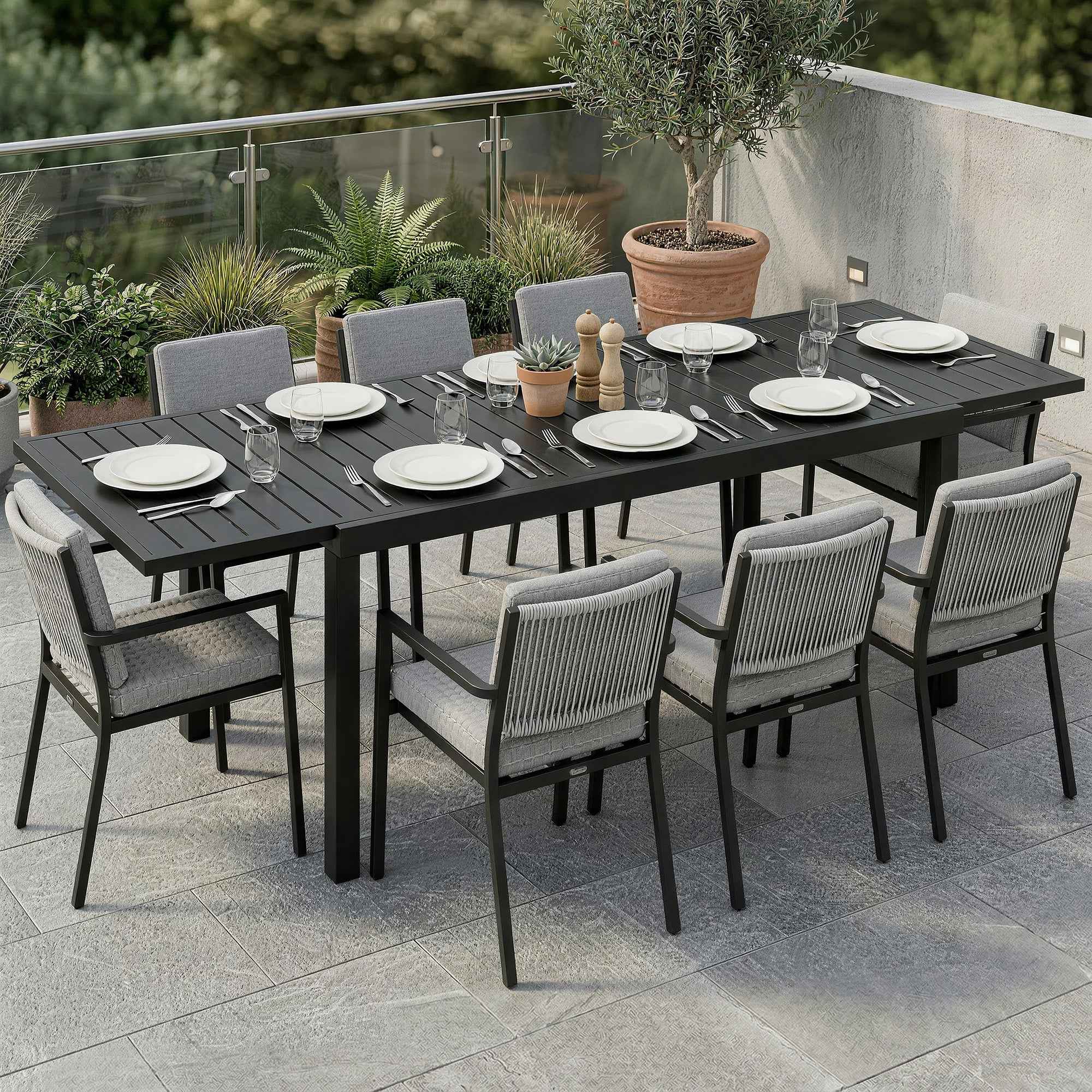 Outsunny Extendable Garden Table for 6-8 People, Aluminum with Slatted Top, Black