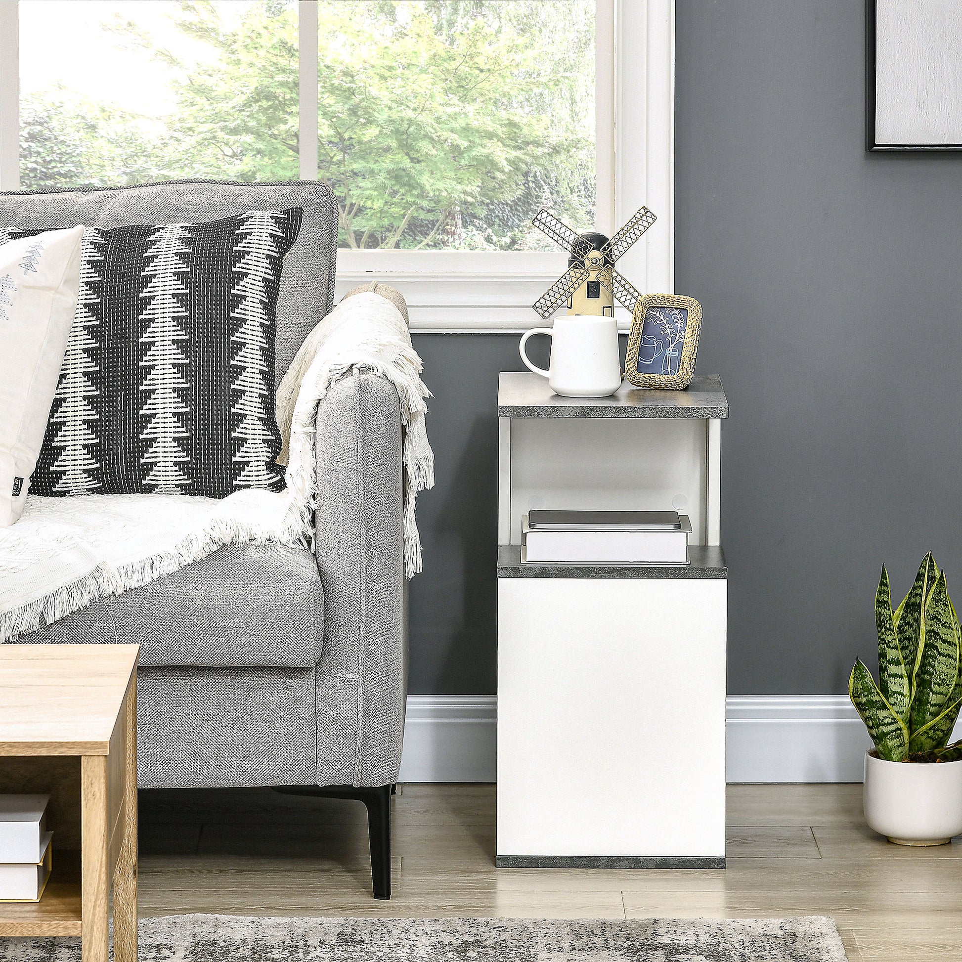 HOMCOM Bedside Table with Open Shelf in Chipboard with Irregular Design, 35x29.5x60 cm, Gray and White - Borgè