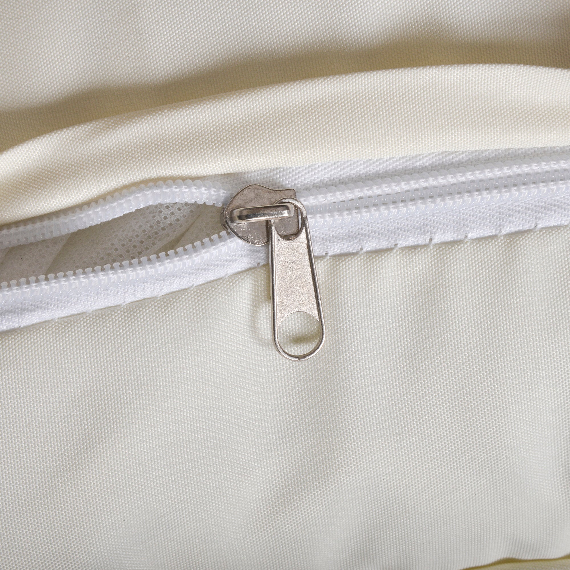 Folding Sun Lounger in Synthetic Rattan with Removable Headrest for Garden, Terrace and Outdoors, 198x68x50cm