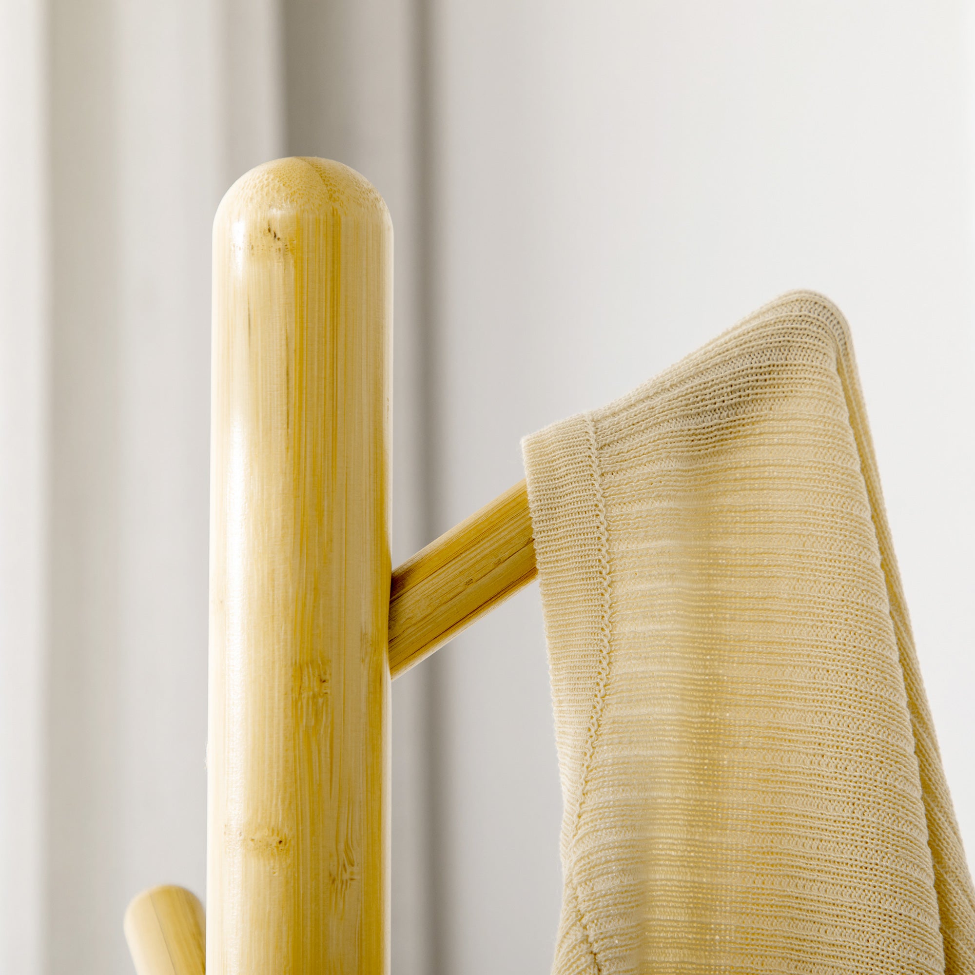 8 Hook Coat Tree with Round Base in Bamboo, Wood and Metal, Ø37.8x175.6 cm, Wood and White