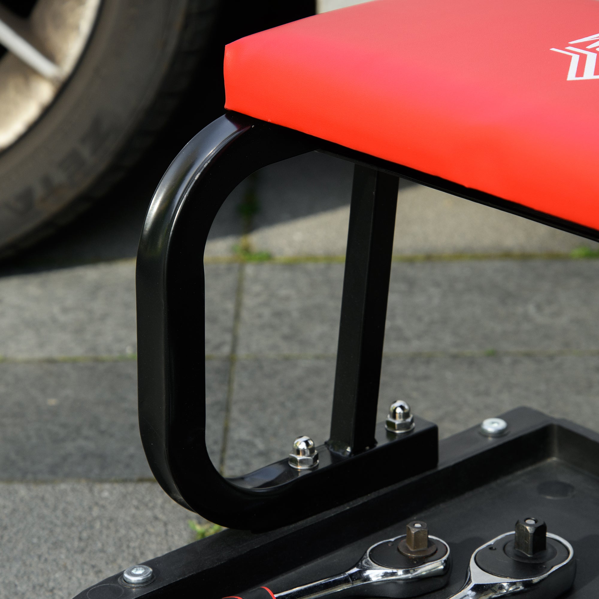 HOMCOM Padded Workshop Stool with Wheels and Tool Tray in Steel and PU, 38x35x37cm, Red - Borgè