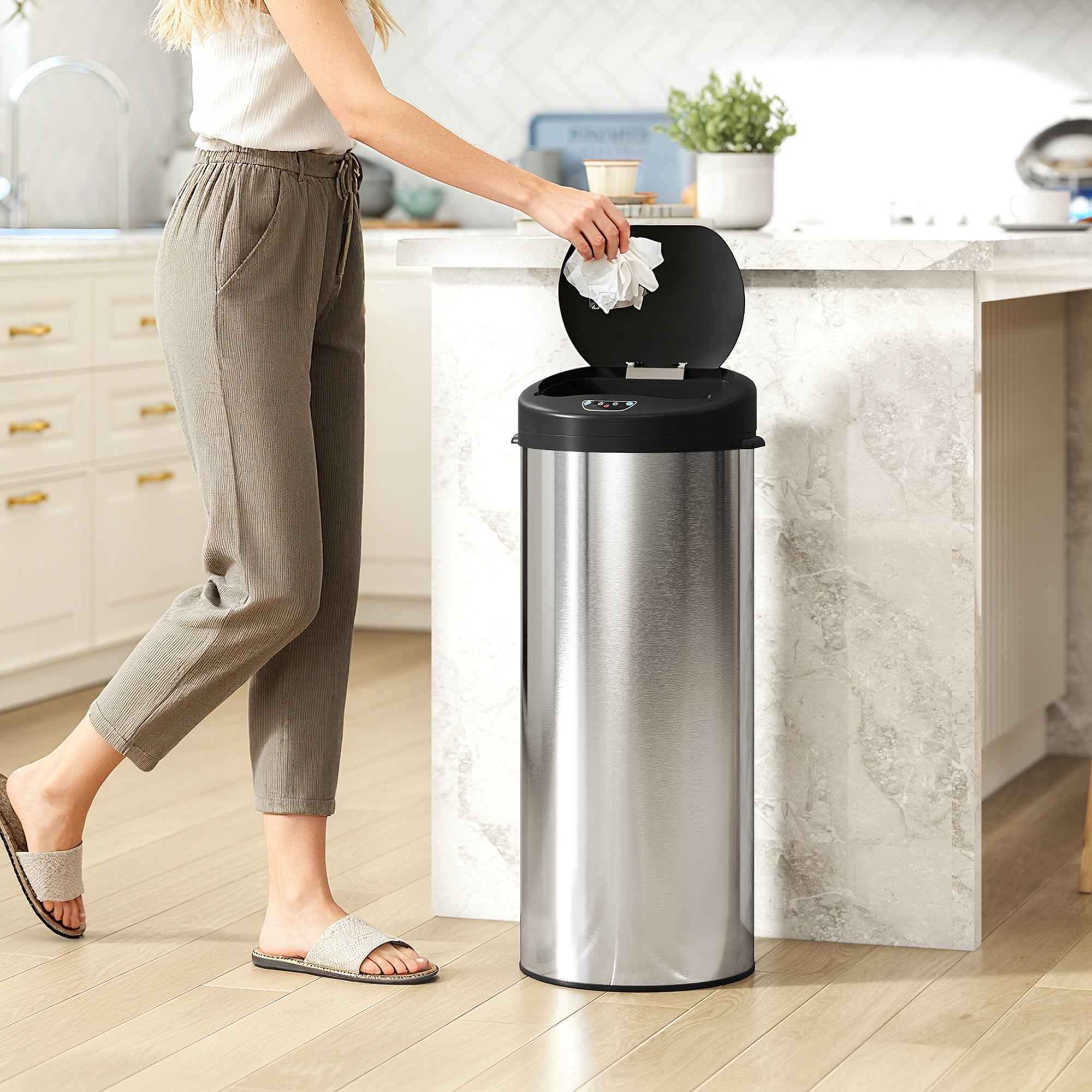 HOMCOM 55L Waste Bin with Sensor for Automatic Opening and Soft Closing, 32x30x72.5 cm, Silver
