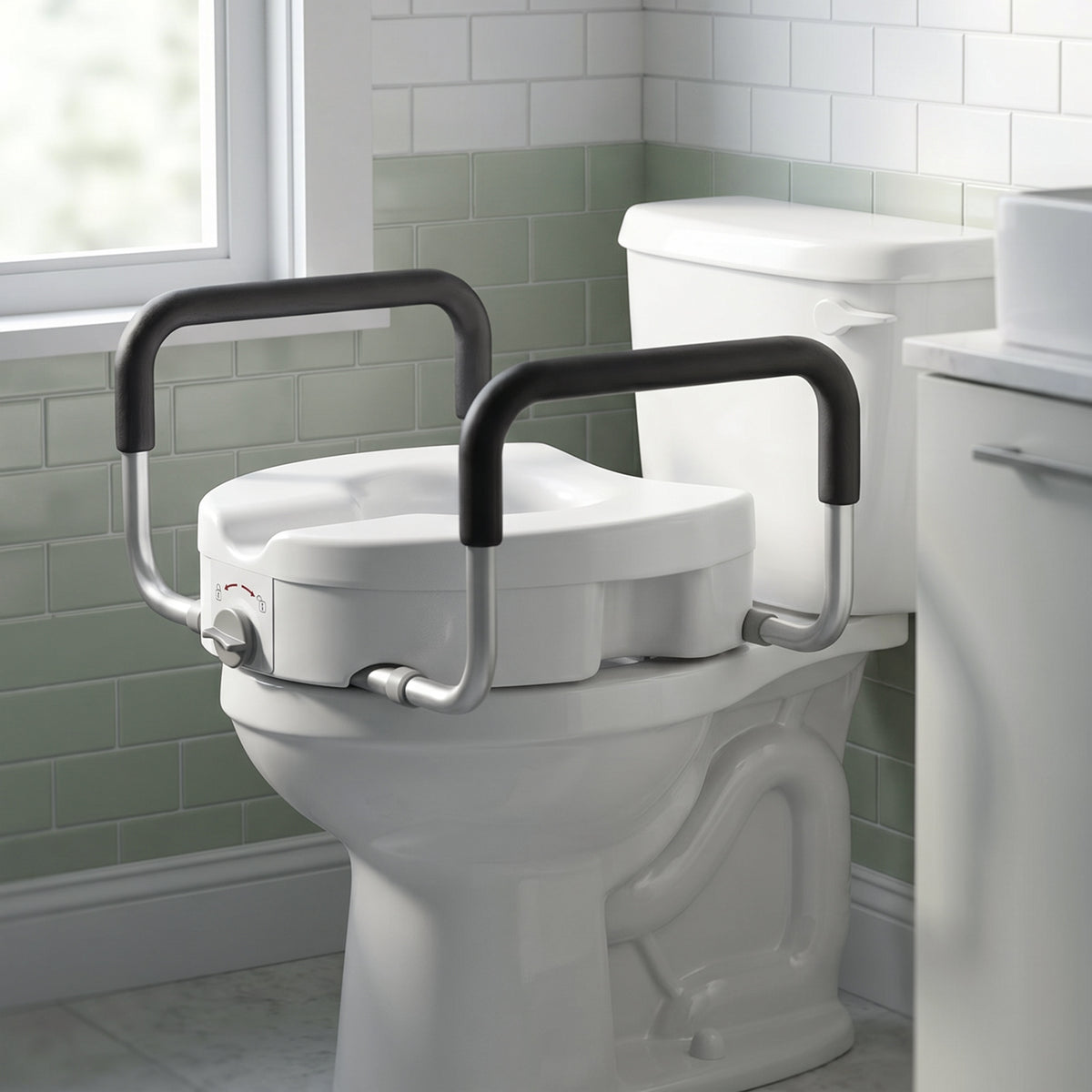 HOMCOM HDPE Toilet Seat Raiser for the Elderly with Non-Slip Handles, Adjustable Width, 136kg Capacity, White