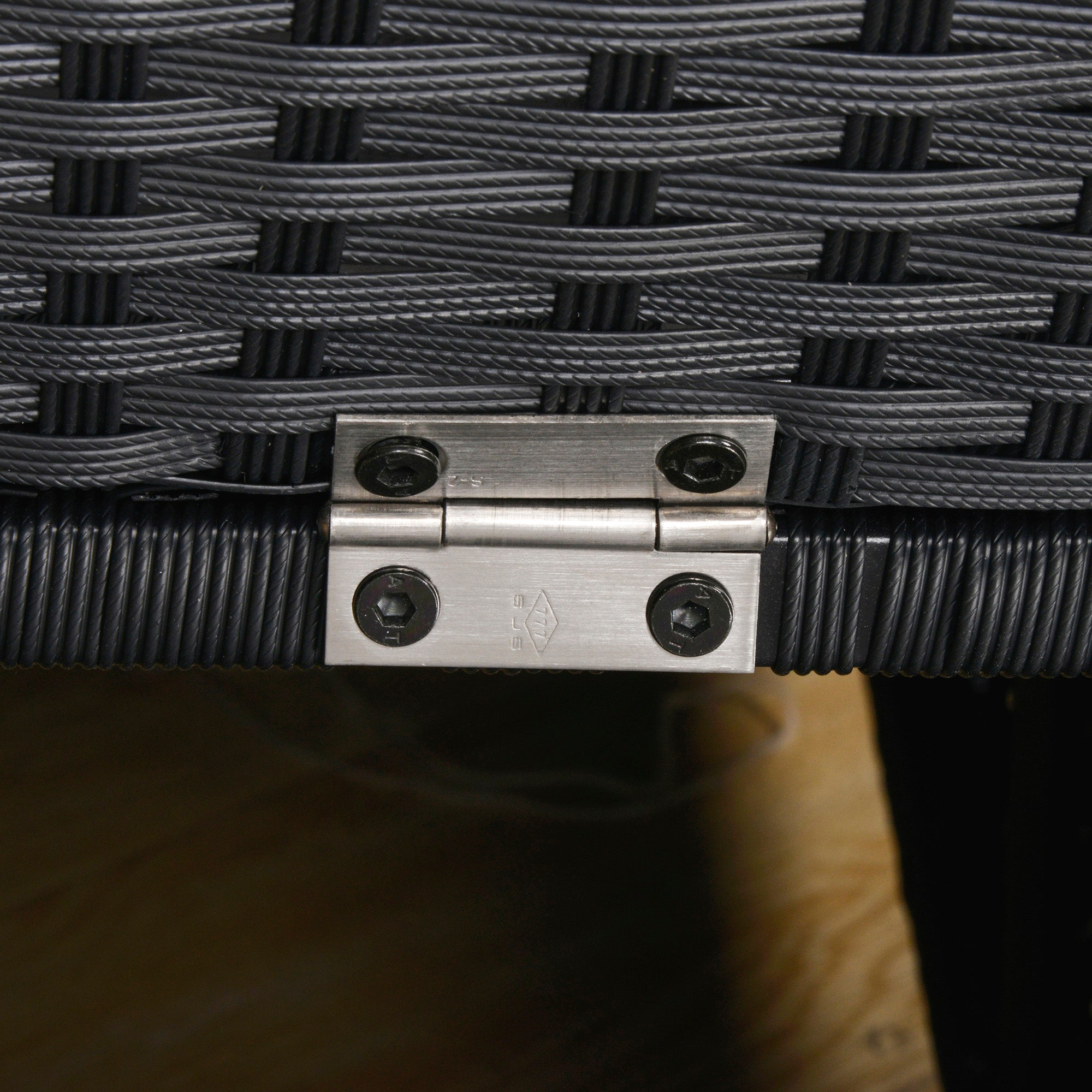 Folding Sun Lounger in Synthetic Rattan with Removable Headrest for Garden, Terrace and Outdoors, 198x68x50cm