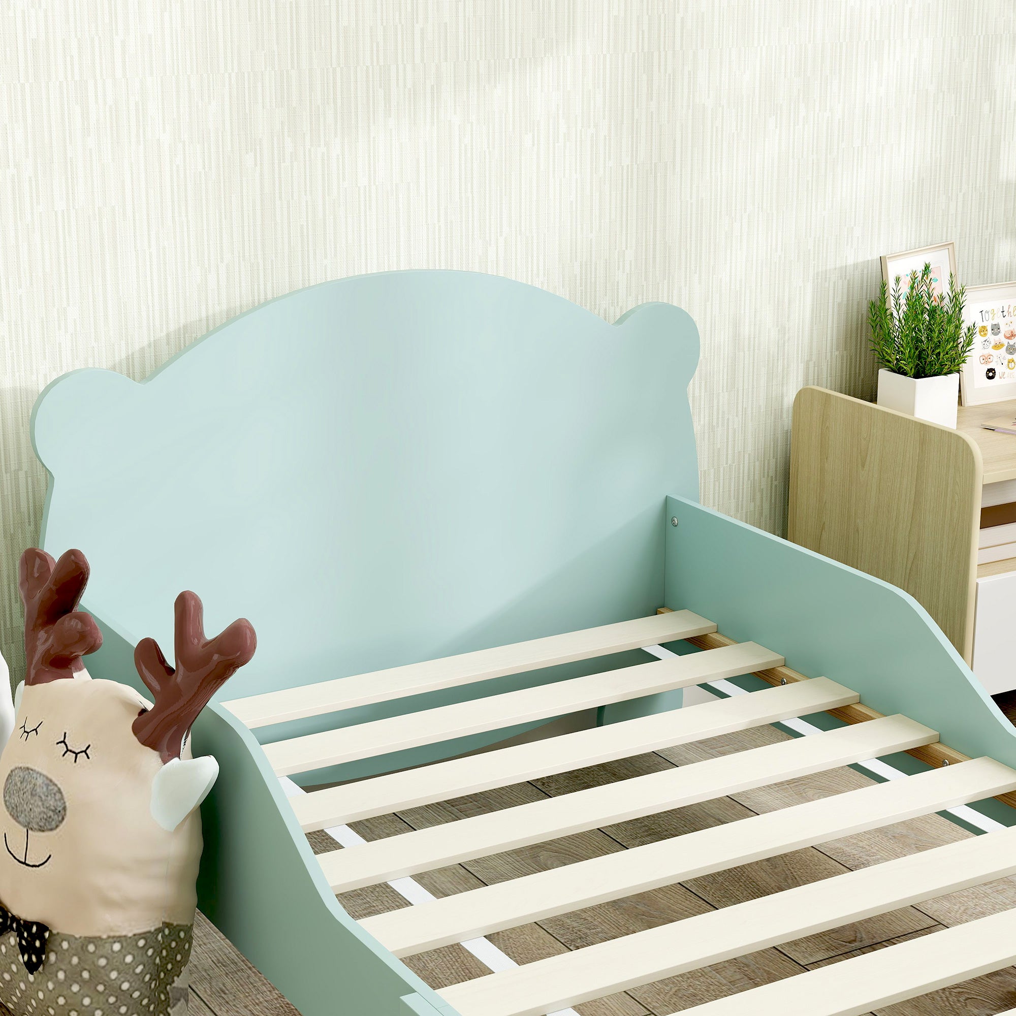 Children's Bed with Bear Headboard and Footboard and 2 Side Rails, Wooden, 143.5x80x55 cm, Green