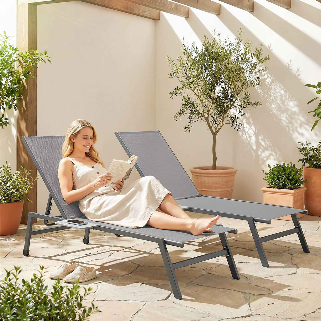 Outsunny Set of 2 Sun Loungers Adjustable in 5 Positions with Side Table and 2 Wheels, in Metal and Polyester, Grey