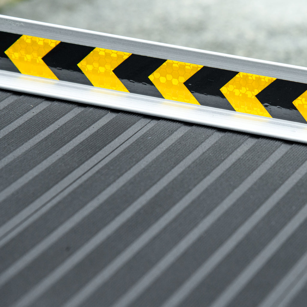 Folding and Non-Slip Aluminum Wheelchair Ramp, 152x73cm, 272kg Capacity