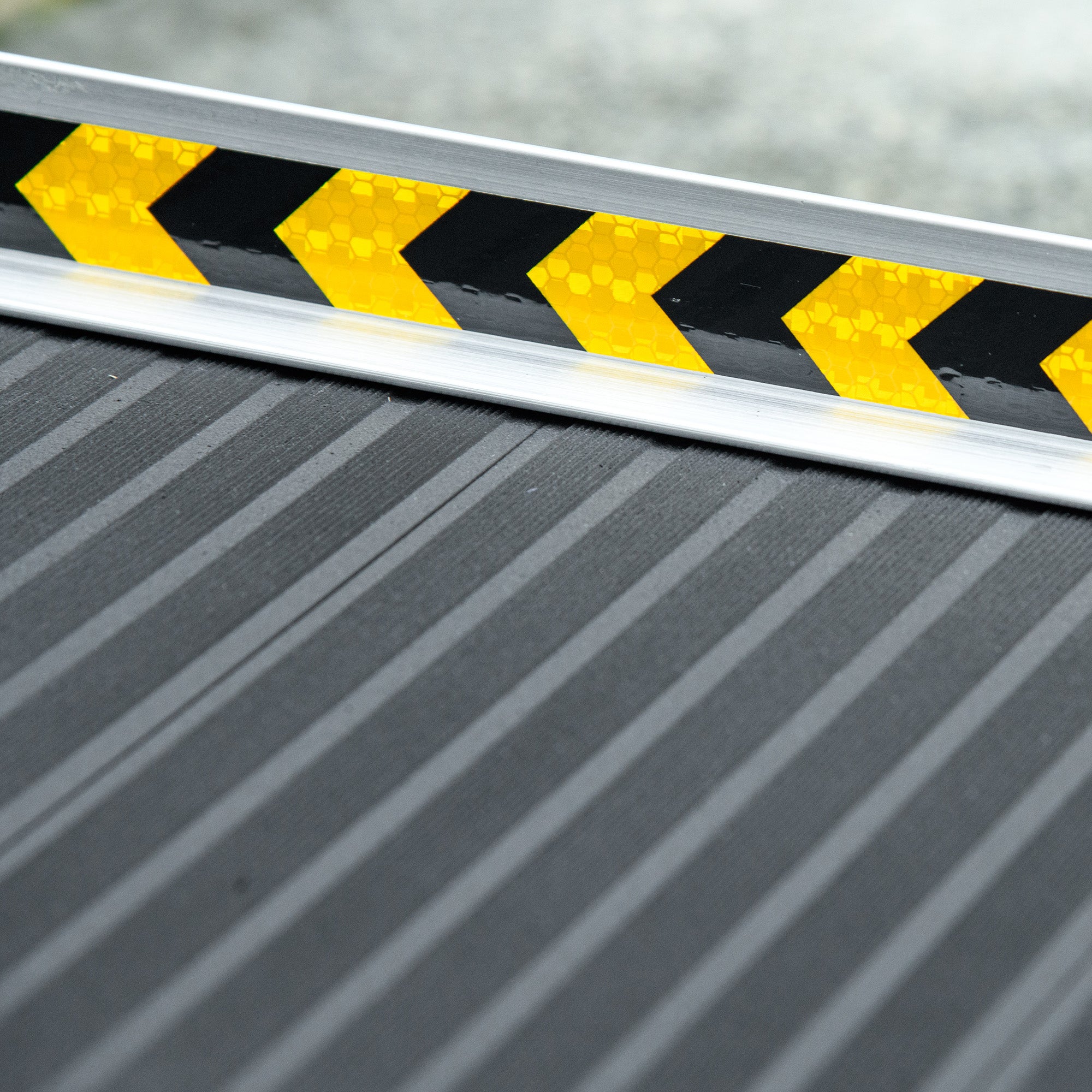 Folding and Non-Slip Aluminum Wheelchair Ramp, 152x73cm, 272kg Capacity