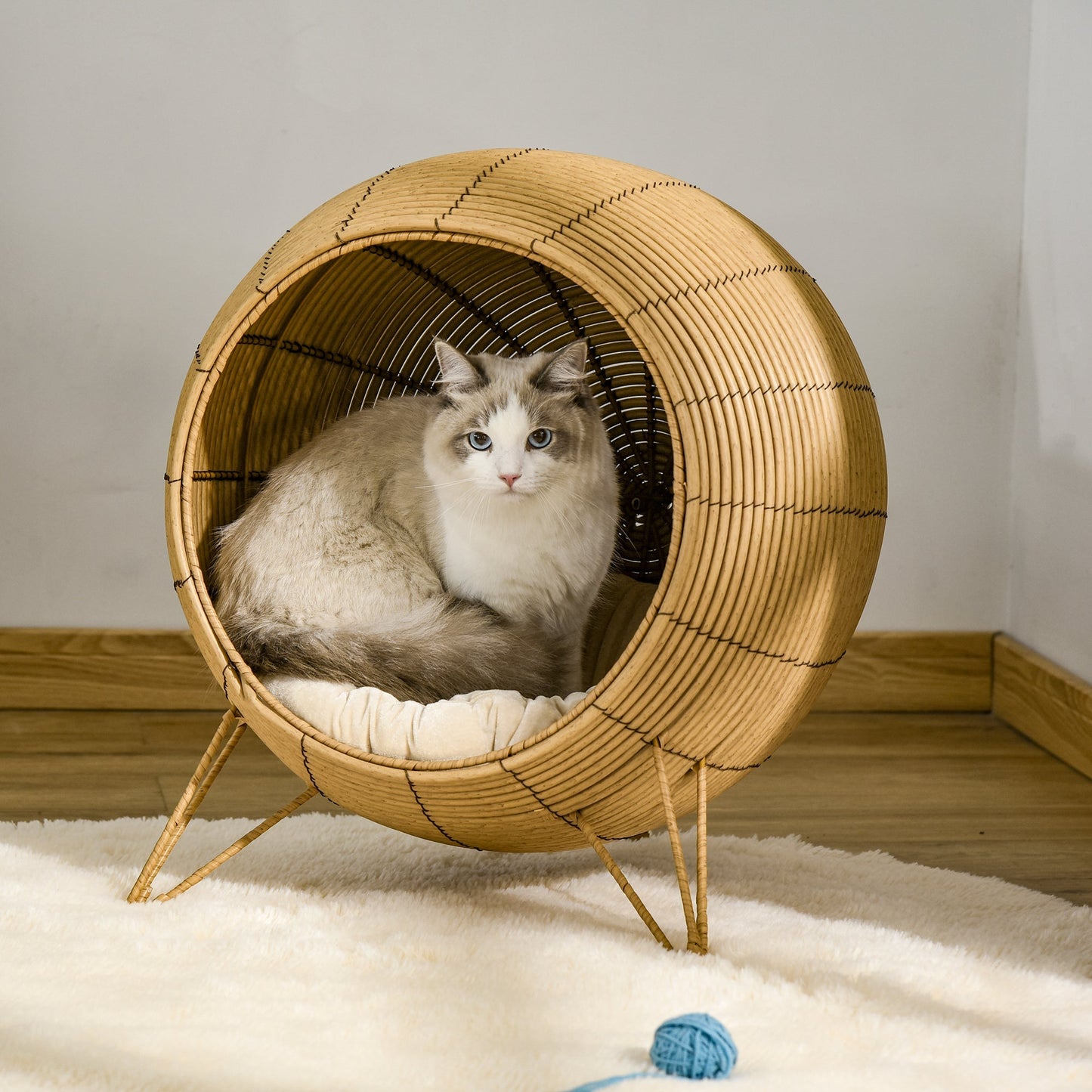 Cats Space for adult cats up to 5kg, raised synthetic wicker basket, clear brown - Borgè