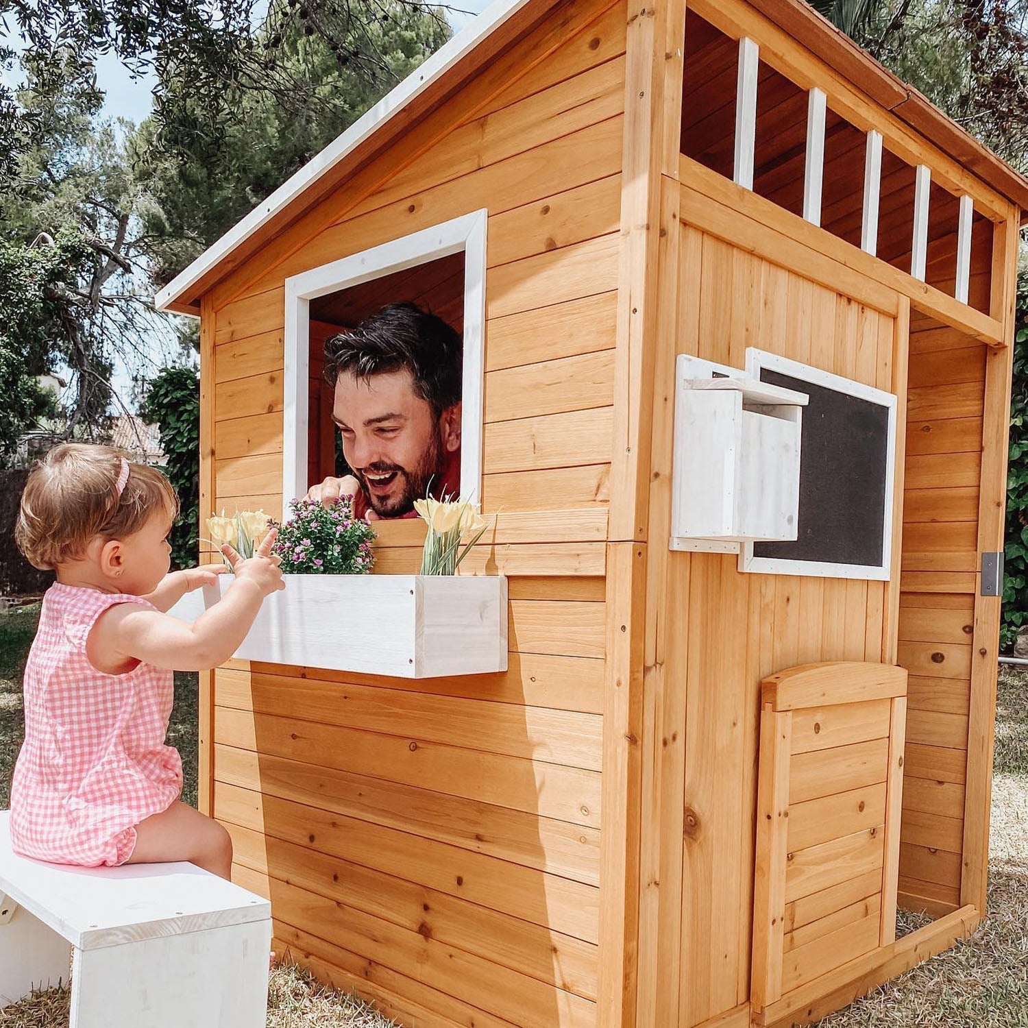 Outsunny house for outdoor wooden children with door, windows, bench, tapestry 122x108x135.5cm yellow - Borgè