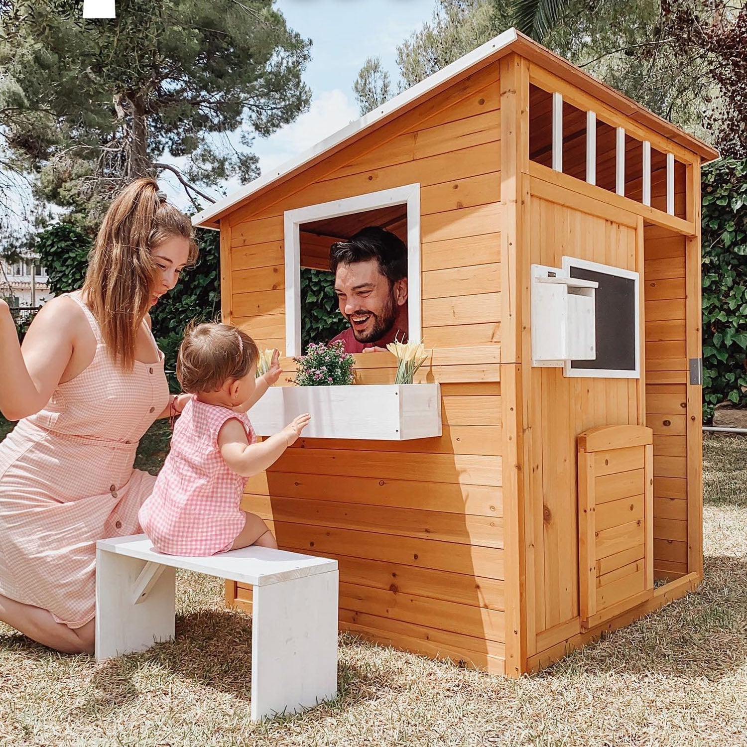 Outsunny house for outdoor wooden children with door, windows, bench, tapestry 122x108x135.5cm yellow - Borgè