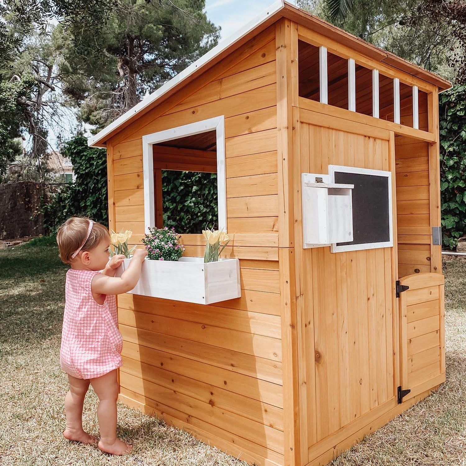 Outsunny house for outdoor wooden children with door, windows, bench, tapestry 122x108x135.5cm yellow - Borgè