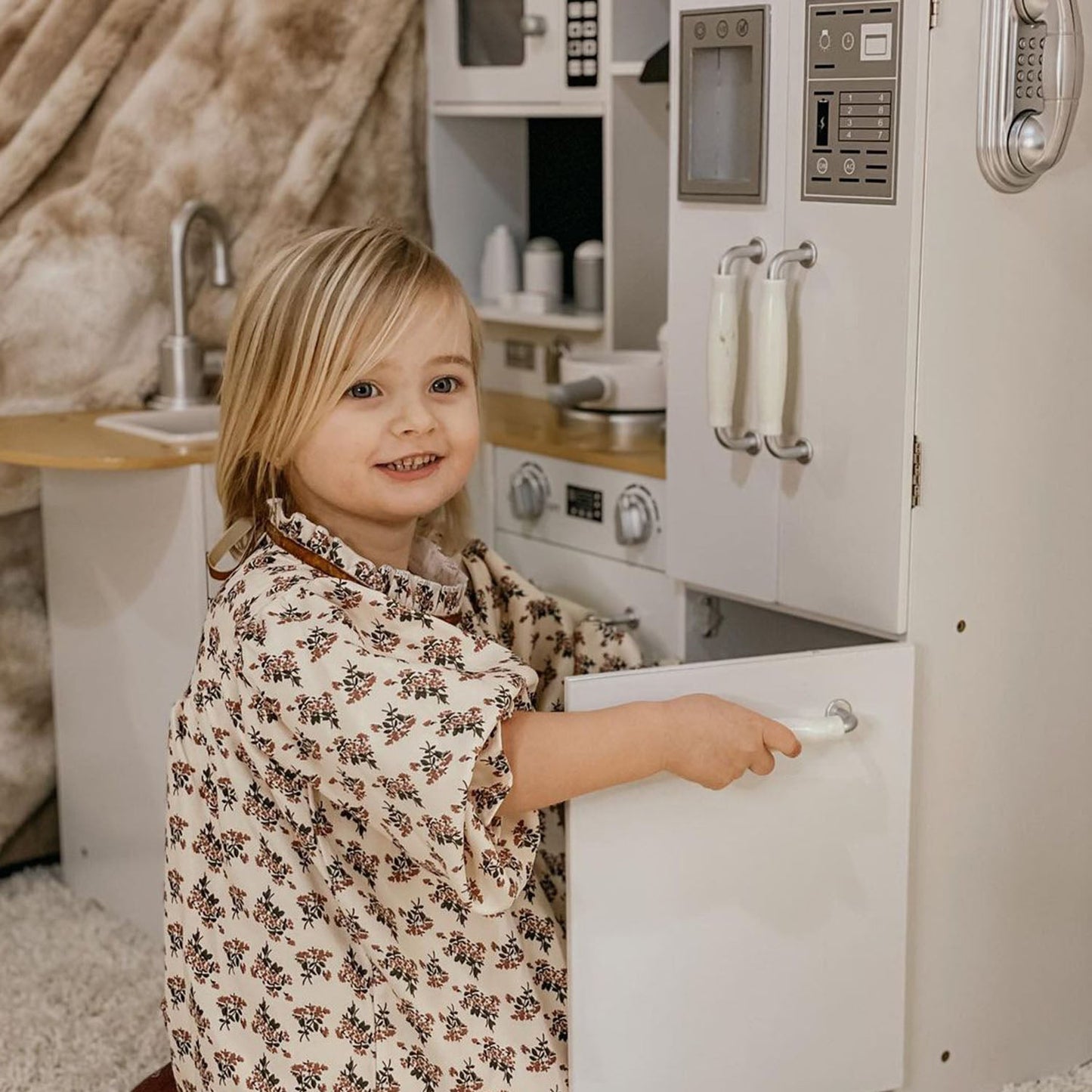 Kitchen for children 3-6 years in wood with sounds, 14 accessories, oven, sink and fridge, 82x65x87cm - white - Borgè